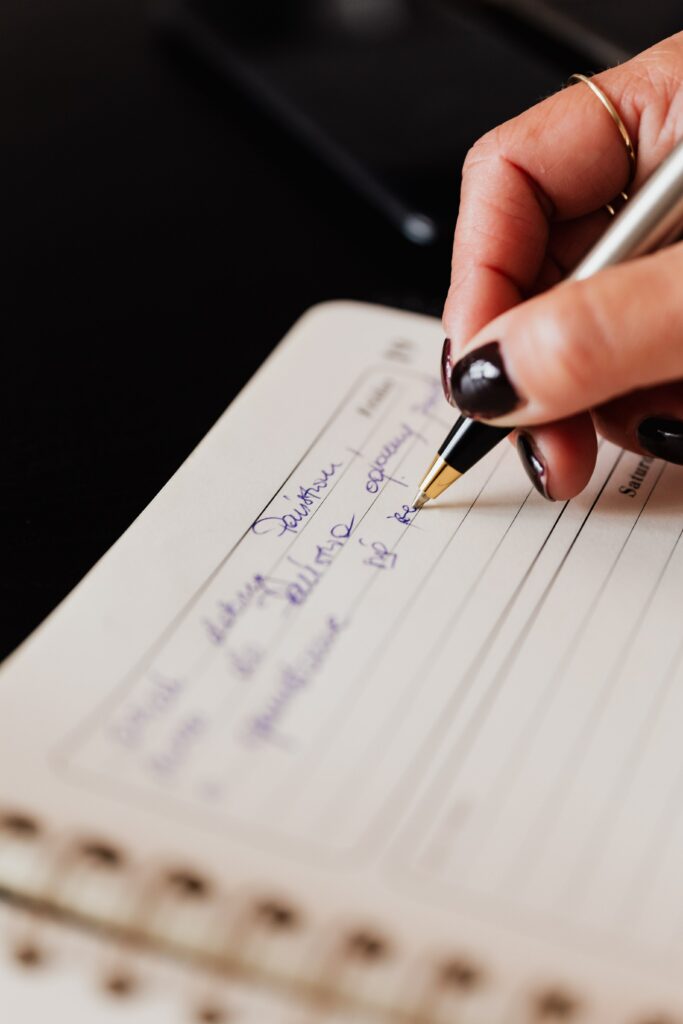 Foto von Karolina Grabowska: https://www.pexels.com/de-de/foto/frau-hand-smartphone-schreibtisch-4476368/