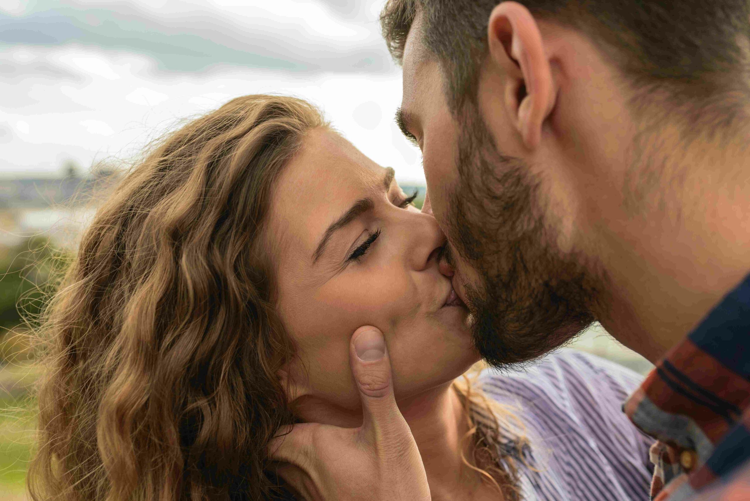 Photo by Vera Arsic: https://www.pexels.com/photo/man-and-woman-kiss-each-other-984944/